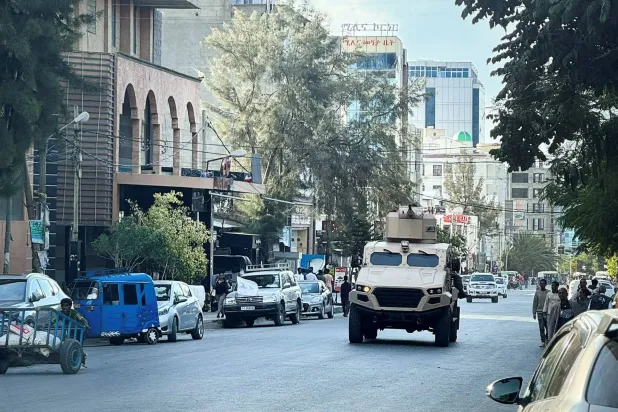 عناصر من القوات الفيدرالية يقومون بدورية عقب انسحاب «جبهة تحرير شعب تيغراي» من ميكيلي (رويترز)