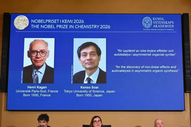 Kimya Nobel Komitesi Başkanı Heiner Linke, İsveç Kraliyet Bilimler Akademisi Genel Sekreteri Ellen Moons ve Kimya Nobel Komitesi üyesi Peter Somfai, bu yılın ödül sahipleri Fransa’dan Henri Kagan ile Japonya’dan Kensu Sway’ın fotoğraflarının ekranda gösterildiği sırada (AFP)