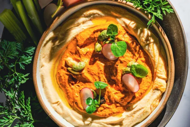 يجمع الحمص بين زيت الزيتون والطحينة ما ينتج عنه قوام مستحلب قد يساعد على تعزيز امتصاص البيتا كاروتين عند تناوله مع الجزر (بيكسلز)