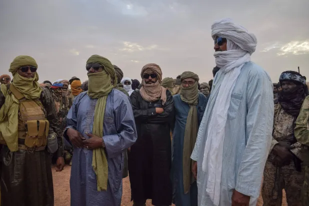 مقاتلون من «جبهة تحرير أزواد» في بلدة كيدال الاستراتيجية التي تقع تحت سيطرة الجبهة (أ.ف.ب)