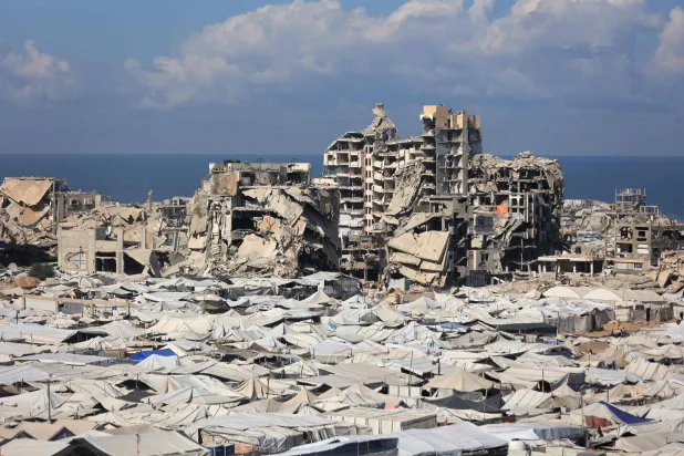 خيام مؤقتة لفلسطينيين نازحين بمحاذاة مبانٍ مدمرة في مدينة غزة يوم 7 أكتوبر 2026 (أ.ف.ب)