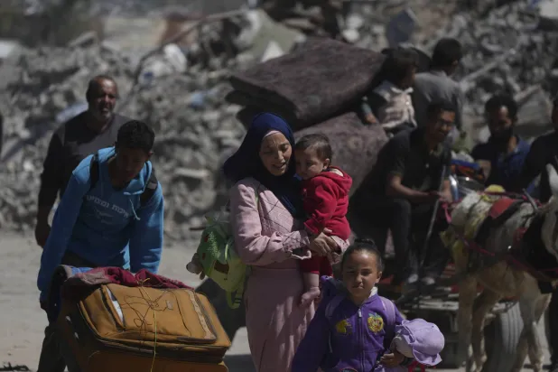 İsrail’in Gazze Şeridi’ne yönelik saldırılarının yeniden başlamasından bir gün sonra, Beyt Hanun’dan Cibaliye’ye doğru yola çıkan yerlerinden edilmiş Filistinliler (AP)