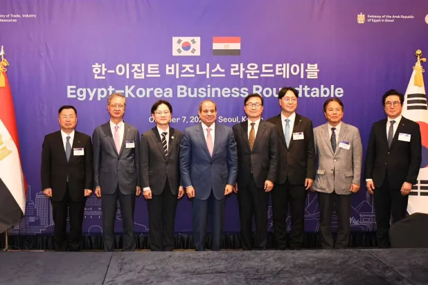 الرئيس المصري شدّد الأربعاء على أهمية قيام الشركات الكورية بالنظر في توسيع استثماراتها (صفحة الرئاسة على «فيسبوك»)