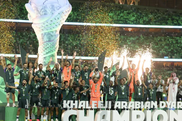 لاعبو المنتخب السعودي لحظة تتويجهم باللقب (تصوير: عدنان مهدلي)