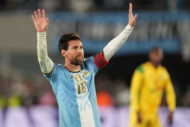 ليونيل ميسي يحتفل بتسجيل الهدف الثالث للأرجنتين من ركلة جزاء خلال مباراته الأخيرة مع المنتخب أمام بنين (أ.ب)