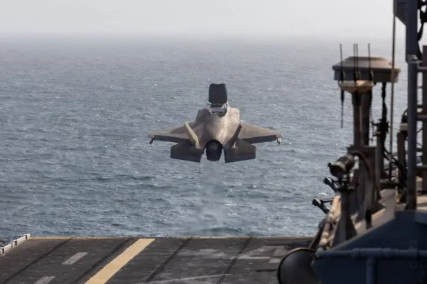 USS Boxer uçak gemisinden havalanan bir F-35 savaş uçağı. (CENTCOM)