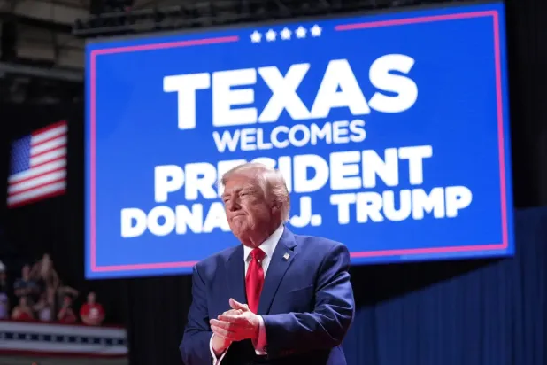 Trump, Teksas eyaletinde Senato adayı Ken Paxton’a destek amacıyla düzenlenen seçim mitinginde. (AP)