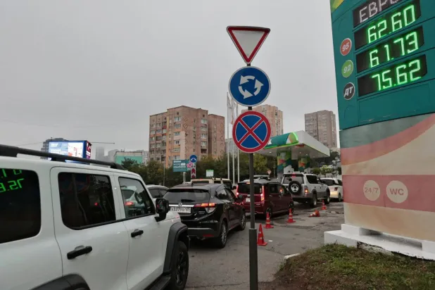 Rusya’da bir akaryakıt istasyonunda sıraya giren araçlar. (Reuters)