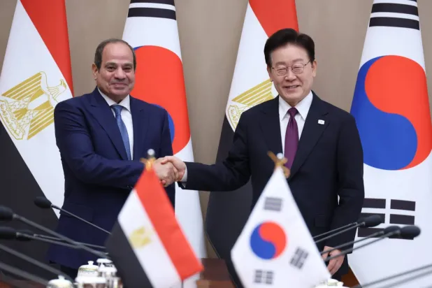Güney Kore Devlet Başkanı Lee Jae-myung, Seul’de Mısır Cumhurbaşkanı Abdülfettah es-Sisi ile el sıkışıyor. (EPA)