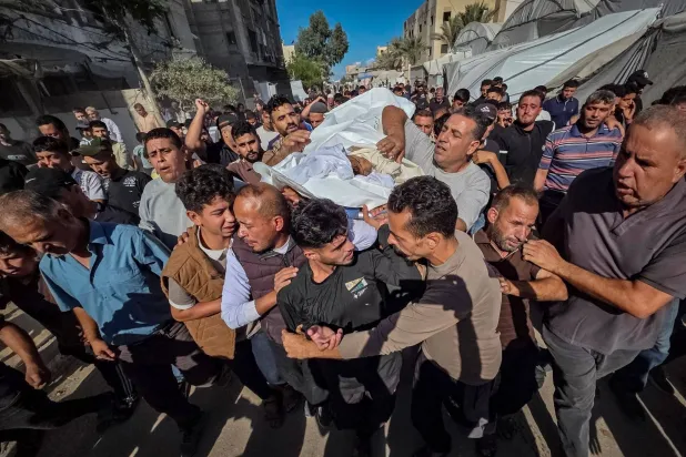 فلسطينيون يحضرون جنازة طفل ١٤ عاماً في مجمع ناصر الطبي بخان يونس بعد وفاته متأثراً بجراحه إثر إصابته برصاصة قالت عائلته إنها أُطلقت من الجانب الإسرائيلي قرب خيمتهم في وسط المدينة (د.ب.أ)