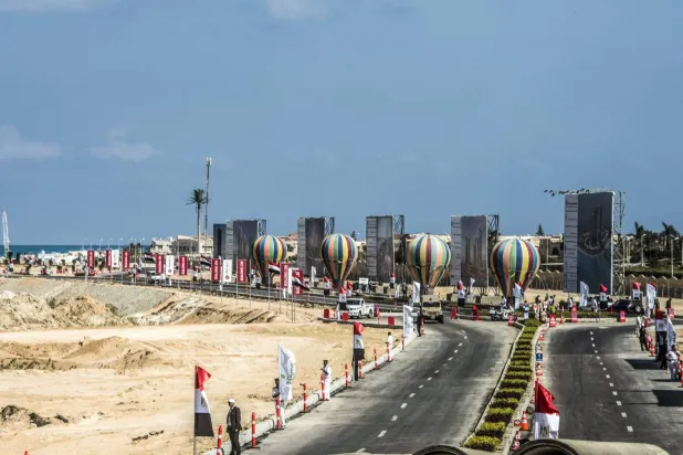 الطريق السريع المار بمدينة العلمين الجديدة الواقعة على بُعد نحو 100 كيلومتر غرب مدينة الإسكندرية الشمالية (أ.ف.ب)