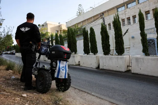 عضو ببلدية القدس يقف خارج القنصلية البريطانية في الموعد النهائي الذي حددته إسرائيل لإغلاقها... وذلك في أعقاب عقوبات تجارية فرضها رئيس الوزراء البريطاني أندي بيرنهام على المستوطنات الإسرائيلية بالضفة الغربية المحتلة في القدس الشرقية (رويترز)