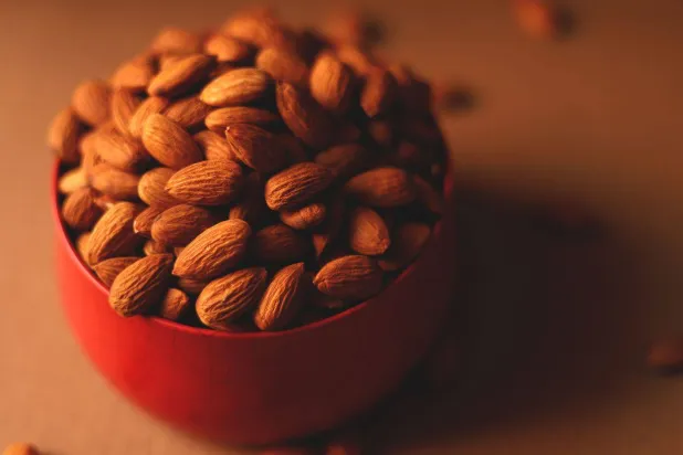 بينما يُعرف اللوز كمصدر جيد للمغنيسيوم لكن هناك أطعمة ومكسرات وبذور أخرى توفر كميات مهمة (بكسلز)