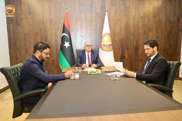 الصالحين يتوسط دومة (إلى اليمين) والأشتر في أول اجتماع لرئاسة مجلس النواب الليبي الجديد الأربعاء (مجلس النواب)