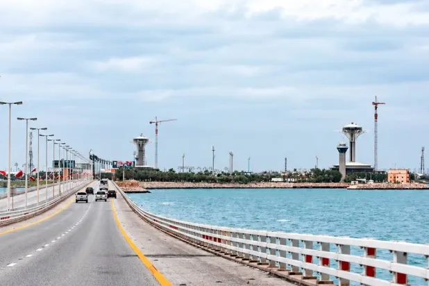خلال عام 2025 تمّ تسجيل أكثر من 33 مليون مسافر عبر جسر الملك فهد بزيادة بلغت 1.6 % مقارنةً بالعام السابق (الشرق الأوسط)