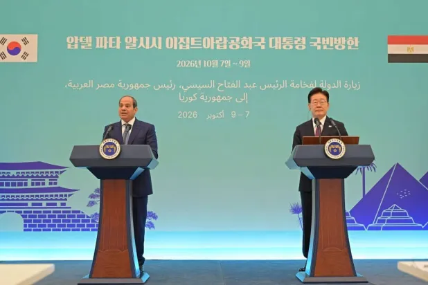 الرئيس المصري عبد الفتاح السيسي في مؤتمر صحافي مع نظيره الكوري الجنوبي لي جاي ميونغ (الرئاسة المصرية)