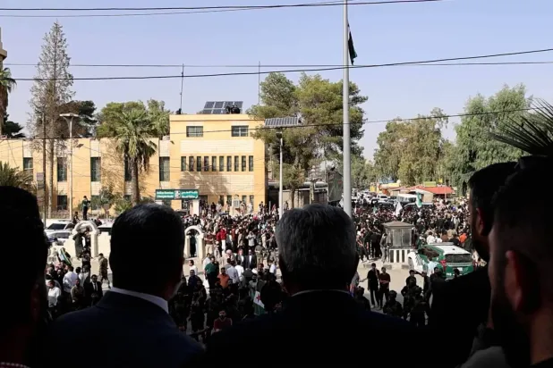 Haseke kentinde, Haseke Valisi, İç Güvenlik Komutanı ve Vali Yardımcısının yanı sıra çok sayıda resmî yetkili ve önde gelen ismin katılımıyla Suriye Arap Cumhuriyeti bayrağının göndere çekilmesi töreni düzenlendi (Haseke Valiliği)
