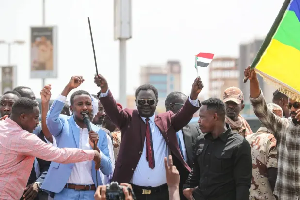 Darfur Bölgesi Valisi Minni Arko Minavi’nin destekçileri, geçen cumartesi günü New York’tan dönüşünde Hartum Havalimanı’nda kendisini karşıladı (AFP)