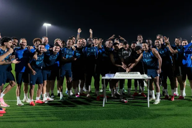 لاعبو الهلال خلال احتفالهم بلاعبي الأخضر أبطال الخليج (موقع النادي)