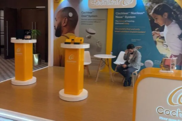 أجهزة سمعية مطورة وملحقاتها في معرض المؤتمر