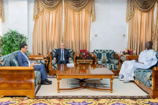 الرئيس الموريتاني خلال تسلم التقرير من رئيس الوزراء ورئيس لجنة التحقيق مساء الخميس (الرئاسة الموريتانية)