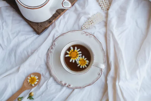 هل يؤثر توقيت شرب شاي البابونج في جودة النوم؟ (بكسلز)