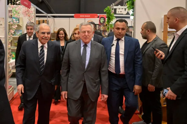 رئيس الحكومة اللبنانية نواف سلام ورئيس الحكومة الأسبق فؤاد السنيورة خلال جولة في أجنحة معرض بيروت للكتاب (رئاسة الحكومة)