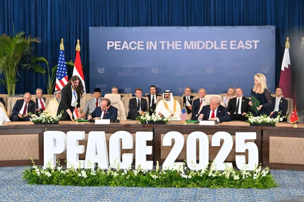 في أثناء التوقيع على اتفاق السلام في غزة بقمة السلام في شرم الشيخ المصرية أكتوبر 2025 (الرئاسة المصرية)
