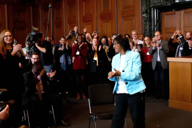 Navi Pillay, 9 Ekim’de Nürnberg Adalet Sarayı’nda Nobel Barış Ödülü’nü kazanmasının ardından (AP)