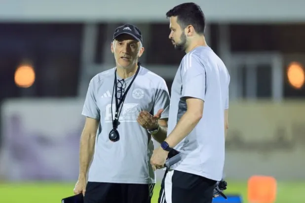 جيوفاني خلال قيادته تدريبات الفيصلي الأخيرة (موقع النادي)