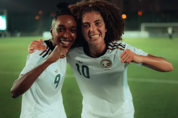 صبا توفيق والبندري مبارك تحتفلان بعد نهاية المباراة (الاتحاد السعودي لكرة القدم)