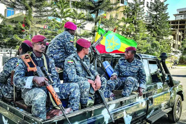 Etiyopya polisi, “Tigray Halk Kurtuluş Cephesi” isyancılarının dün geri çekilmesinin ardından Mekelle’de devriye geziyor (AFP)