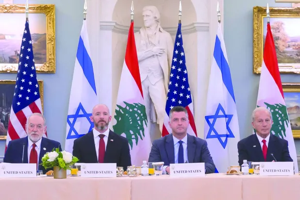 
مسؤولون أميركيون خلال جلسة تفاوض سابقة بين لبنان وإسرائيل (أ.ب)