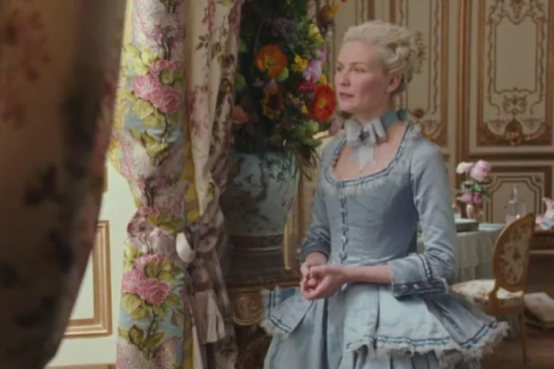 Filming Kirsten Dunst as Marie Antoinette on set (imdb)