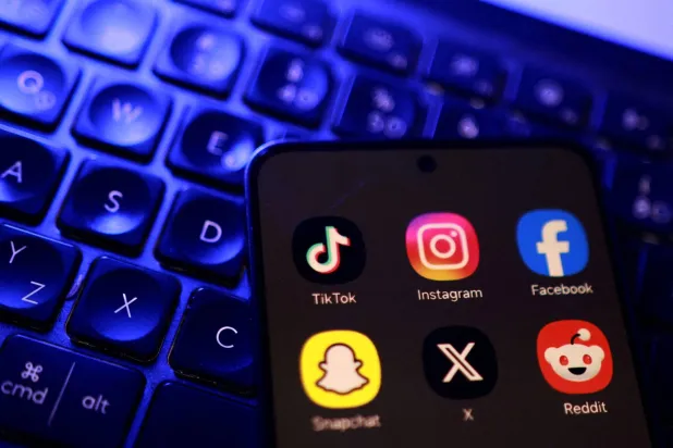 عدد من تطبيقات مواقع التواصل على شاشة هاتف (رويترز)
