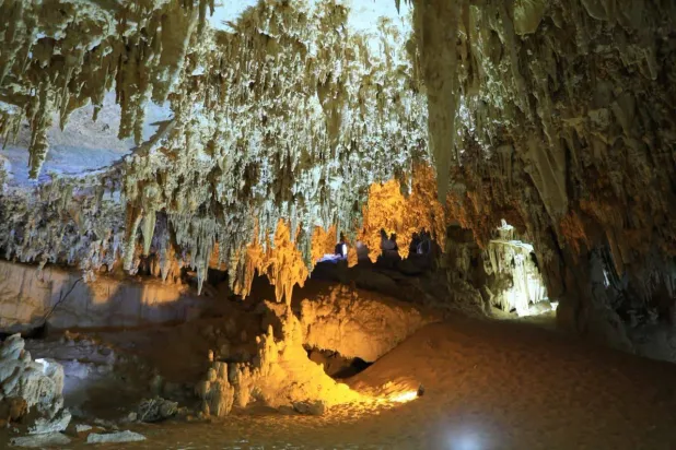 تكوينات فريدة في كهف الجارة (وزارة التنمية المحلية والبيئة)