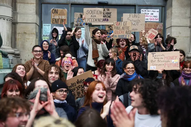 طلاب في مدرسة «لوفر» يعبّرون عن تضامنهم مع حراك التلاميذ في باريس يوم 9 أكتوبر (رويترز)