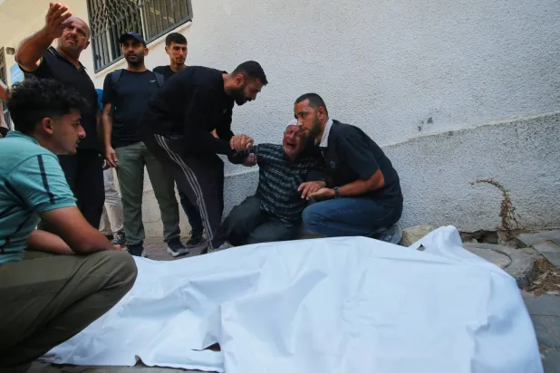 خلال تشييع قتيل سقط بغارة إسرائيلية في مدينة غزة السبت (أ.ب)