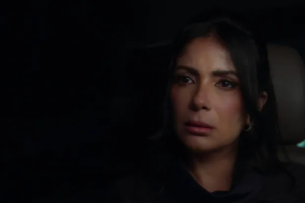 منى زكي في لقطة من مسلسل «طالع نازل» (منصة شاهد)