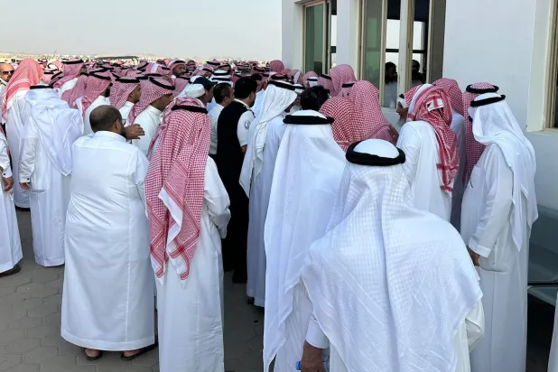 جموع المُعزِّين يواسون أسرة الكابتن طيار حمود الكلثمي في مقبرة الصالحية (الشرق الأوسط)