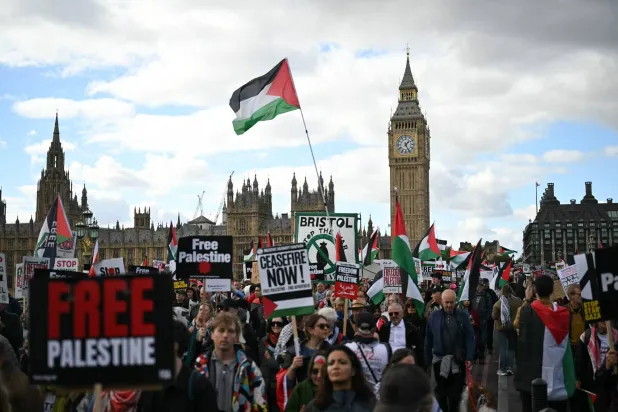People cross Westminster Bridge as they take part in a National March in support of Palestine, organised by Palestine Solidarity Campaign, in central London on October 10, 2026. (Photo by JUSTIN TALLIS / AFP)