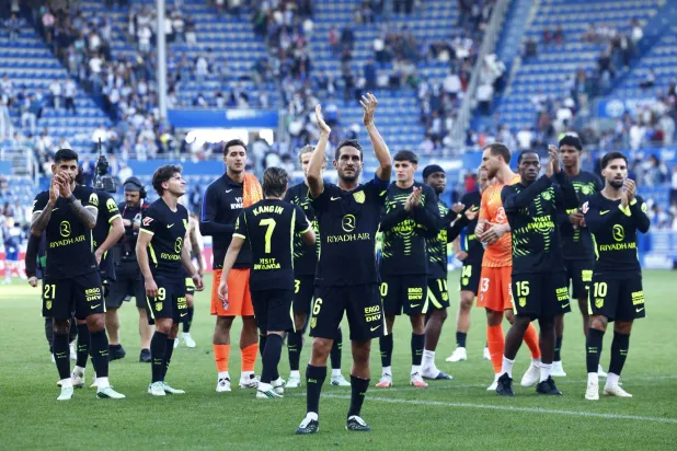 المخضرم كوكي قائد أتلتيكو مدريد يحيي جماهير فريقه الزائرة بعد الفوز على ألافيس (رويترز)