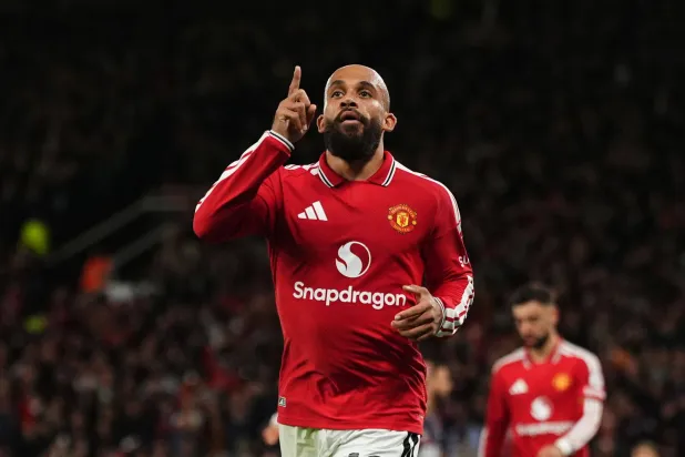 برايان مبيومو لاعب فريق مانشستر يونايتد (د.ب.أ)