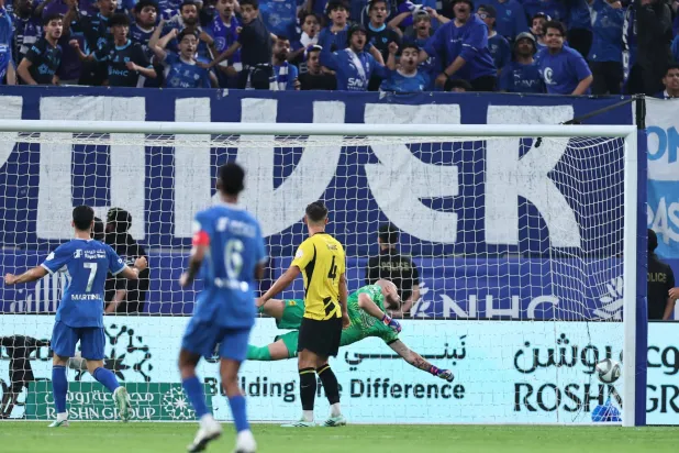 شباك الاتحاد استقبلت ثلاثة أهداف ... سيمتش بالرقم 4 يراقب الكرة (تصوير: سعد العنزي) 