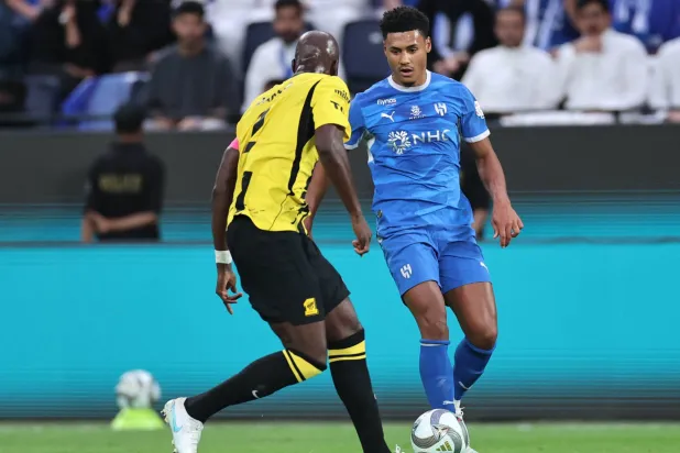 واتكينز يحاول المرور من دانيلو مدافع الاتحاد (تصوير: سعد العنزي)