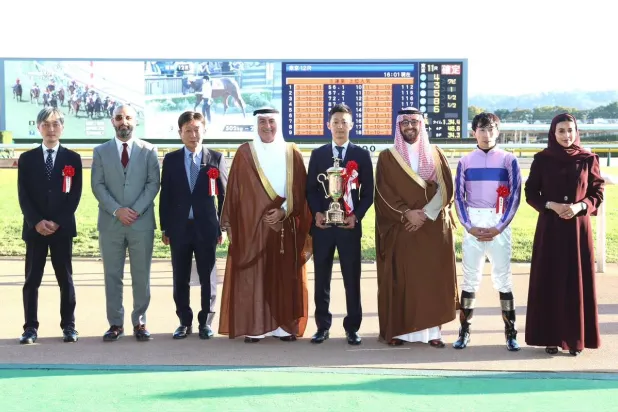 الأمير سلمان بن عبد الله سلّم الكأس لمالك الجواد الفائز (نادي سباقات الخيل)