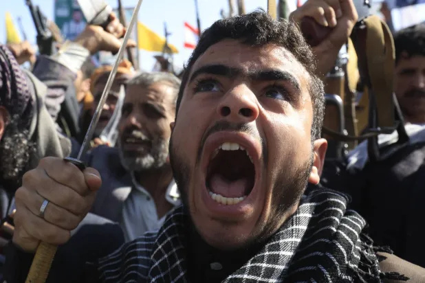 الحوثيون حشدوا حملة ضخمة من قواتهم لاقتحام أرياف تعز ومحاصرة المدينة (إ.ب.أ)