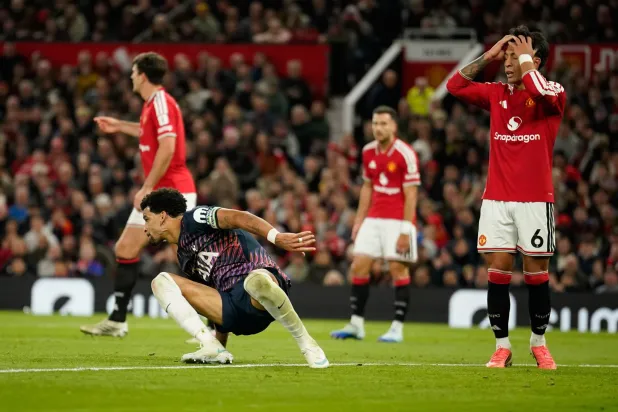 دومينيك سولانكي لاعب توتنهام يحتفل بعد تسجيل هدف فريقه الأول أمام مانشستر يونايتد (أ.ب)