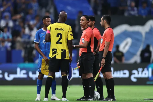 الأهداف الملغاة للهلال من أبرز محاور النقاش التحكيمي خصوصاً في ظل تأثيرها المحتمل في مجريات المواجهة (نادي الهلال)