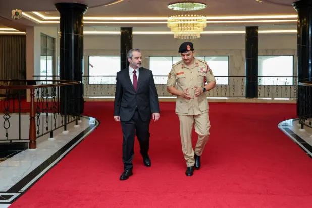 Libya Ulusal Ordusu Genel Komutan Yardımcısı Saddam Hafter, Suriye Dışişleri Bakanı Esad Hasan Şeybani’yi pazar günü Bingazi’deki komutanlık karargâhında kabul etti. (Genel Komutanlık)